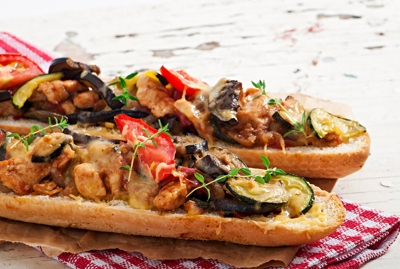 Broodje gegrilde groenten met kip