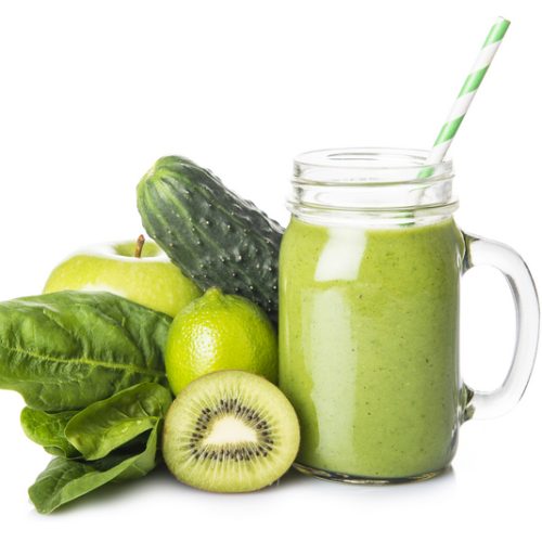 Groene smoothie van spinazie, kiwi en komkommer