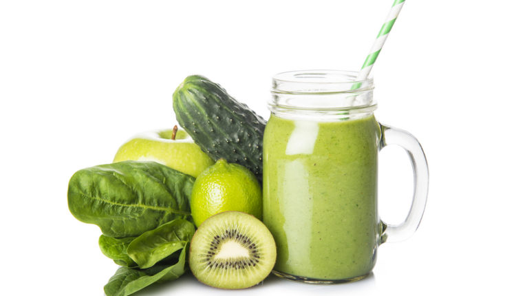 Groene smoothie van spinazie, kiwi en komkommer
