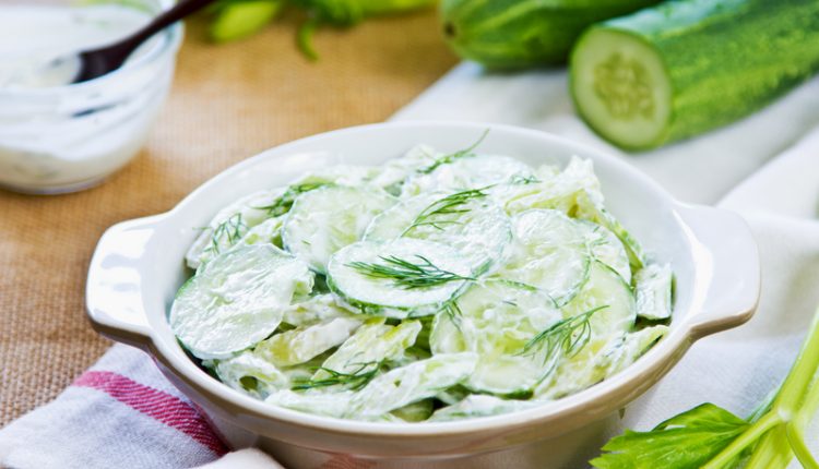 Komkommersalade met dille en yoghurt
