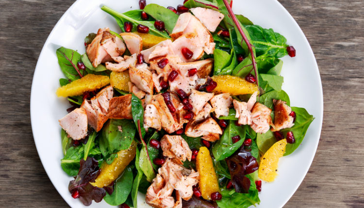Lauwwarme salade van zalm