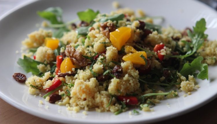 Couscous salade met rozijnen en perzik