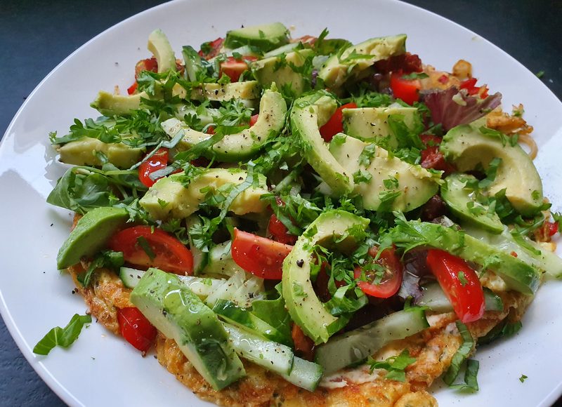 Groenten omelet met avocado