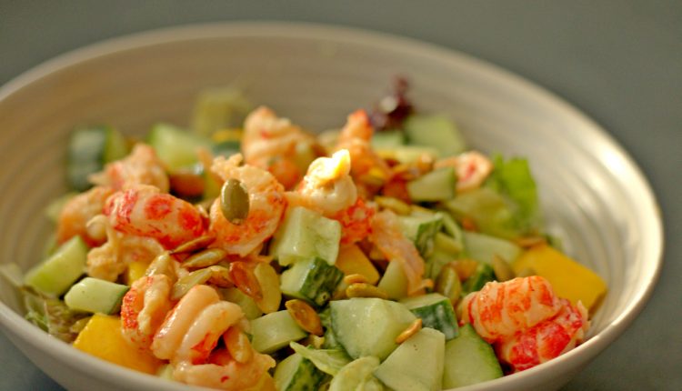 Salade met rivierkreeftjes en mango